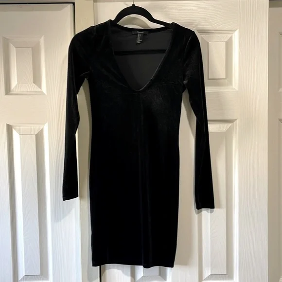 FOREVER 21 DEEP V-NECK BLACK VELVET LONG SLEEVE DRESS
